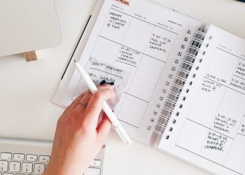 Virtual Assistants Explained – 7 Tasks They Can Do for You