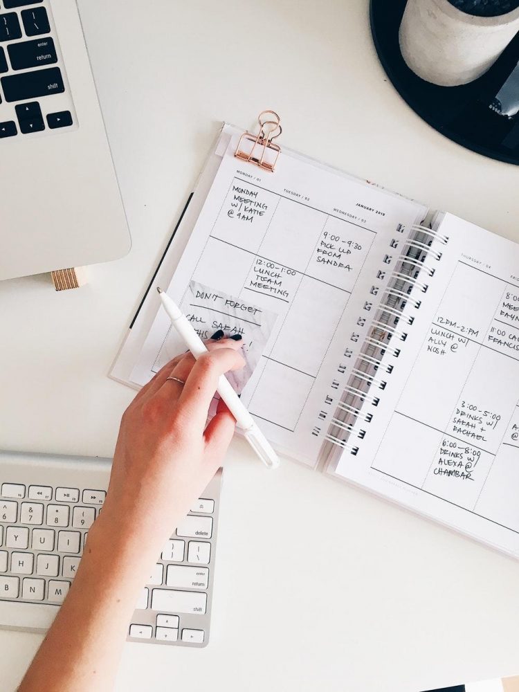 Virtual Assistants Explained – 7 Tasks They Can Do for You