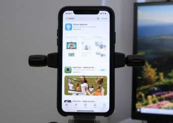 Why Tech Pros Use Their Smartphones with Their PCs Instead of Webcams