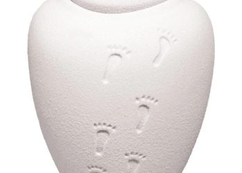 Reasons to Place a Loved One’s Remains Into Multiple Urns