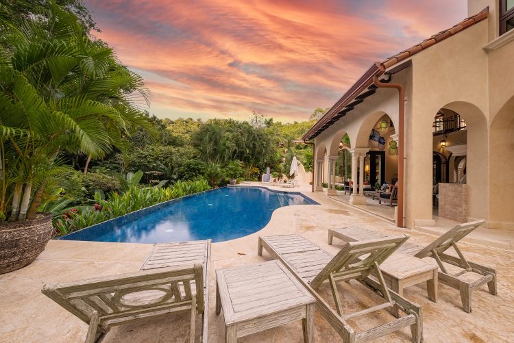 What makes Costa Rica an ideal destination for luxury vacation? 