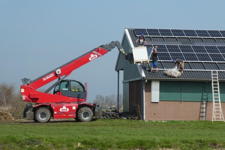 The Benefits of Solar Hybrid Inverter Installation for Your Home