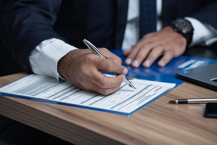 6 Ways a Lawyer Can Help You with Your Injury Claim