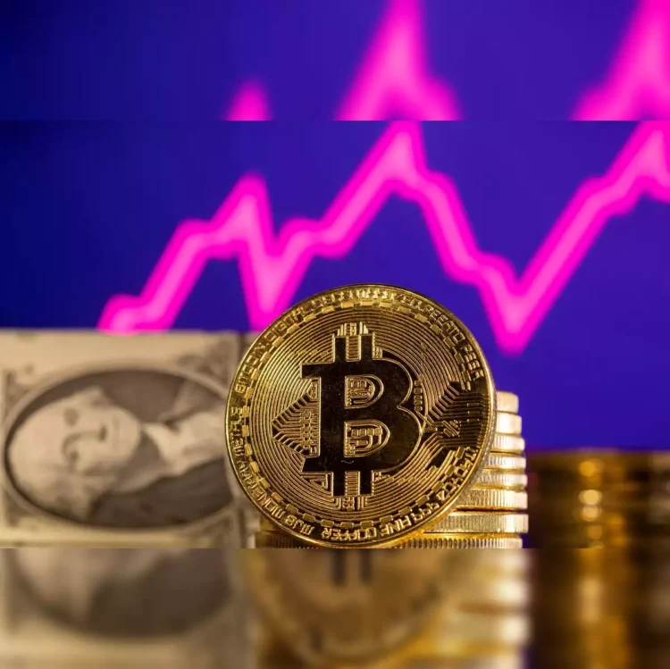 How do Seasonal Trends Affect Bitcoin Transaction Costs?