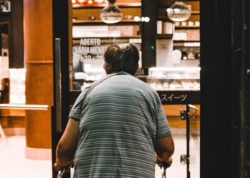 How Lift Chairs and Electric Stand-Up Aids Can Increase Quality of Life for People with Mobility Issues