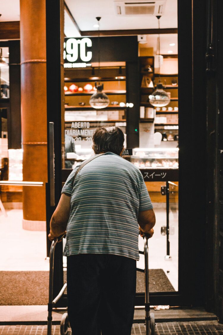 How Lift Chairs and Electric Stand-Up Aids Can Increase Quality of Life for People with Mobility Issues