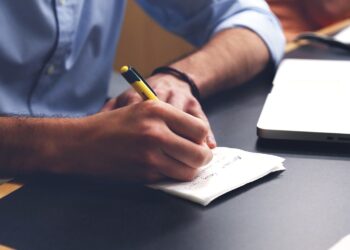 Insurance Agent vs. Broker: Which Career Path is Right for You?